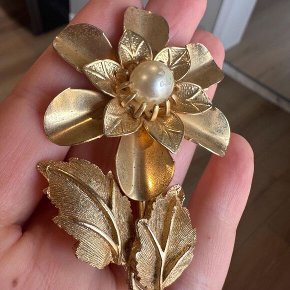 Vintage Gold Tone Flower Brooch Pin with Faux Pearl - Picture 5 of 5